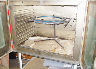 In einem Spezialofen wird die, in einen Rahmen gespannte daumendicke Plexiglasplatte erhitzt. (WIPO-Foto: Michael Fettig)