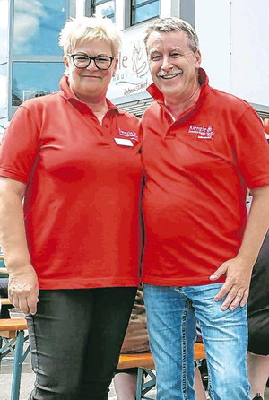 Claudia Schwarz und Hubert Kienzle feierten gemeinsam mit Kunden und Freunden das 30-jährige Bestehen des Sanitätshauses. (SZ-Foto: Janina Althaus)