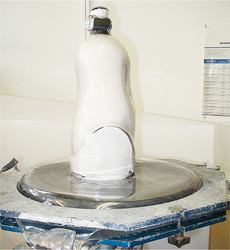 Übrig bleibt eine Plexiglasform, die dem Orthopädietechniker hilft, die Prothese exakt auf den Stumpf des Patienten anzupassen. (WIPO-Foto: Michael Fettig)