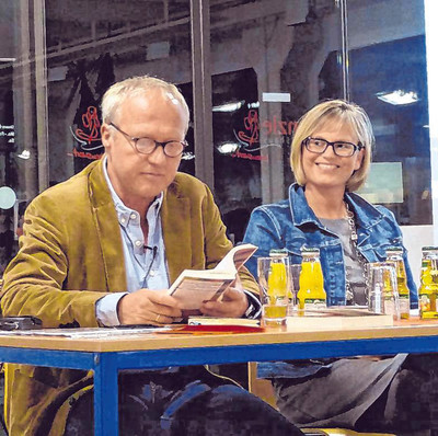 Moderatorin Bettina Born freute sich über den Gast des Abends: ARD-Reporter und Autor Tilmann Bünz nahm das Publikum mit auf eine humorvolle und informative Reise durch die Niederlande. (SZ-Foto: Janina Althaus)