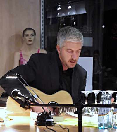 Ein Allrounder: Bei der Lesung im Sanitätshaus Kienzle sang Anthony McCarten zur Gitarre ein selbstgeschriebenes Lied, das zu seinem neuen Roman 'Ganz normale Helden' passt. (SZ-Foto: Melanie Günther)