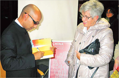 Nury Vittachi signierte in Bad Berleburg gern seine Bücher und hatte dabei für jeden Literaturpflaster-Besucher auch noch ein freundliches Wort übrig. (SZ-Foto: Jens Gesper)