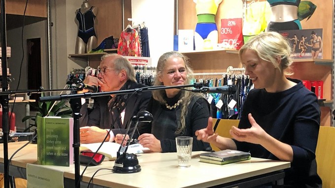 Lesung im Sanitätshaus Kienzle mit Autorin Kjersti A. Skomsvold (rechts). Die deutsche Stimme übernimmt Otto Marburger, Kulturgemeinde Bad Berleburg, die Moderation Rikarde Riedesel. (WP-Foto: Esther Loerkens)