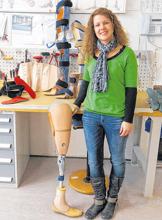 Kristin Wegener wollte schon immer einen handwerklichen Beruf ausüben: Sie stellt Prothesen, Schienen, Einlagen und Stützmieder für Kunden her. (WP-Foto: Annelie Manche)