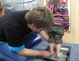 Die Füße der 3-jährigen Magalie werden mit Unterstützung eines digitalen Scanners genau vermessen.  (Foto: TOP Magazin Siegen-Wittgenstein)