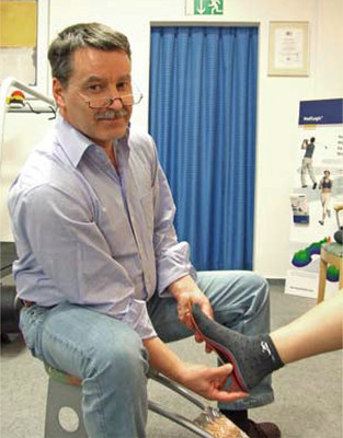 Hubert Kienzle bei der Vermessung eines Fußes. Der Orthopädietechniker ist der Geschäftsführer des beliebten Sanitätshauses Kienzle in Bad Berleburg. (Foto: TOP Magazin Siegen-Wittgenstein)