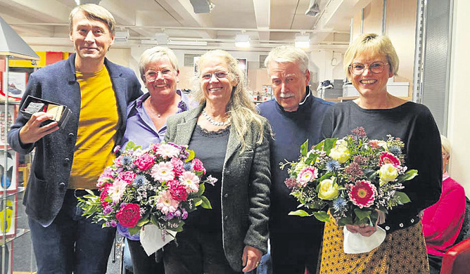 Zum Abschluss des 30. Berleburger Literaturfestivals gab es nicht nur Pflastersteine, sondern auch Blumen – zur Freude der Schenkenden und Beschenkten: Aleš Šteger, Claudia Schwarz, Chef-Koordinatorin Rikarde Riedesel, Hubert Kienzle und Bettina Born (von links). (Foto: Claudia Irle-Utsch)