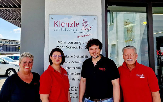 Die nächste Generation übernimmt: Hubert Kienzle und Claudia Schwarz übergeben die Geschäfte an Saskia Bald und Paul Bultmann. (Foto: Sanitätshaus Kienzle)