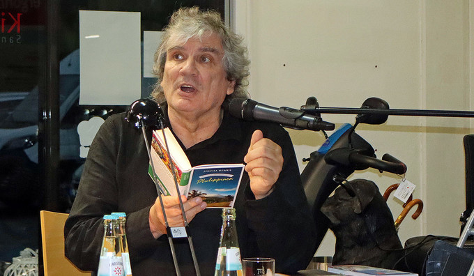 Mit echter, großer Begeisterung macht jetzt Joscha Remus auf dem Berleburger Literaturpflaster Werbung für die Philippinen. (Foto: Jens Gesper)