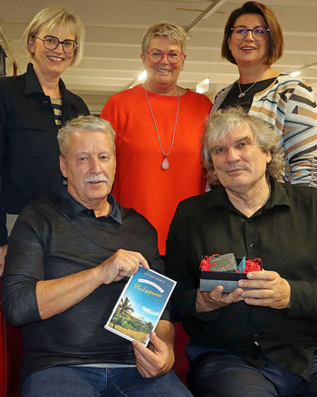 Bettina Born (links hinten) vom Literaturpflaster-Organisations-Team und Autor Joscha Remus (rechts vorn) freuen sich, dass Hubert Kienzle, Claudia Schwarz und Saskia Bald vom Sanitätshaus Kienzle auch diesmal wieder perfekte Lesungs-Gastgeber sind. (Foto: Jens Gesper)