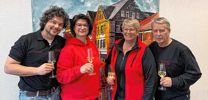 Die Zukunft ist gesichert. Paul Bultmann und Saskia Bald übernehmen das Sanitätshaus Kienzle von Claudia Schwarz und Hubert Kienzle (von links). Das Foto wurde nach der Vertragsunterzeichnung aufgenommen. (Foto: Sanitätshaus Kienzle)