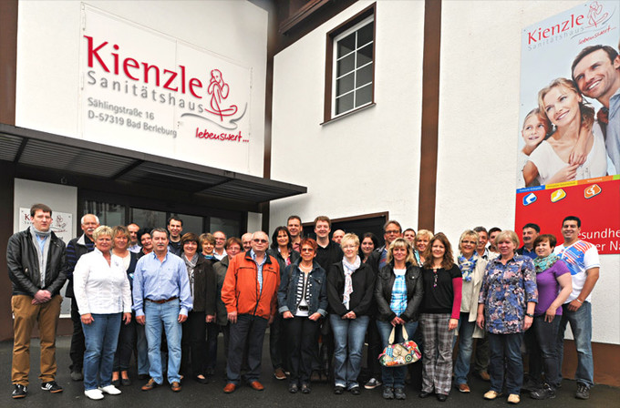 25 Jahre Sanitätshaus Kienzle: Das Mitarbeiter-Team des Sanitätshauses Kienzle startet gemeinsam mit Partnerinnen und Partnern zum Jubiläumsausflug nach Köln