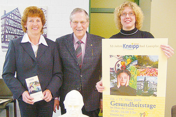 Das Konzept der Gesundheitstage in Bad Laasphe wurde jetzt vom 1. Vorsitzenden des Kneipp-Vereins Kurt Manfred Schäfer (Mitte), der 2. Vorsitzenden Birgit Christmann (links) sowie der TKS-Geschäftsführerin Verena Heers (rechts) vorgestellt. (WIPO-Foto: Andreas Ziegler)