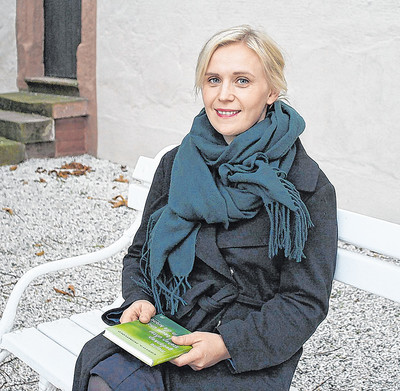 Schreiben und Leben: Mit Kjersti A. Skomsvold war eine der wichtigsten Gegenwartsautorinnen Norwegens zu Gast beim Bad Berleburger Literaturpflaster. Hier im Bild auf einer Bank vor dem Berleburger Schloss. (SZ-Foto: Sarah Benscheidt)