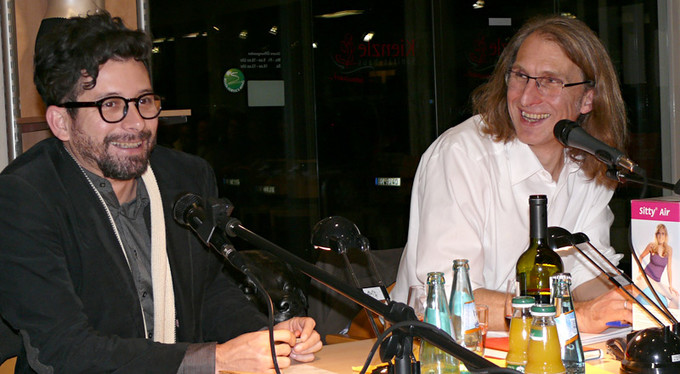 Es ist auch zu sehen: João Paulo Cuenca (l.) hat den Schalk im Nacken. Bewiesen hat das in seiner Übersetzung zu 'Mastroianni. Ein Tag' der mehrfache 'Wiederholungstäter' in Sachen 20. Literaturpflaster, Michael Kegler. (WP-Foto: Christiane Sandkuhl)