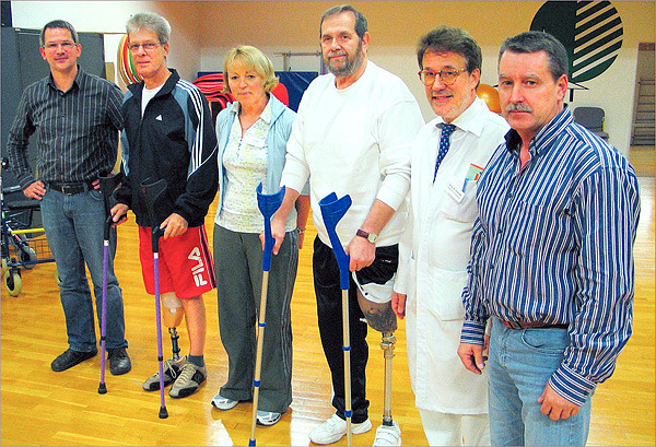 Ein Team und seine Patienten: Orthopädietechniker Heinz-Joachim Schindler, Patient Horst Tischmeyer, Physiotherapeutin Karin Müsse, Patient Fredi Czerwinski, Dr. Ralf-Achim Grünther und Orthopädietechniker Hubert Kienzle (v.l.). (SZ-Foto: Holger Weber)